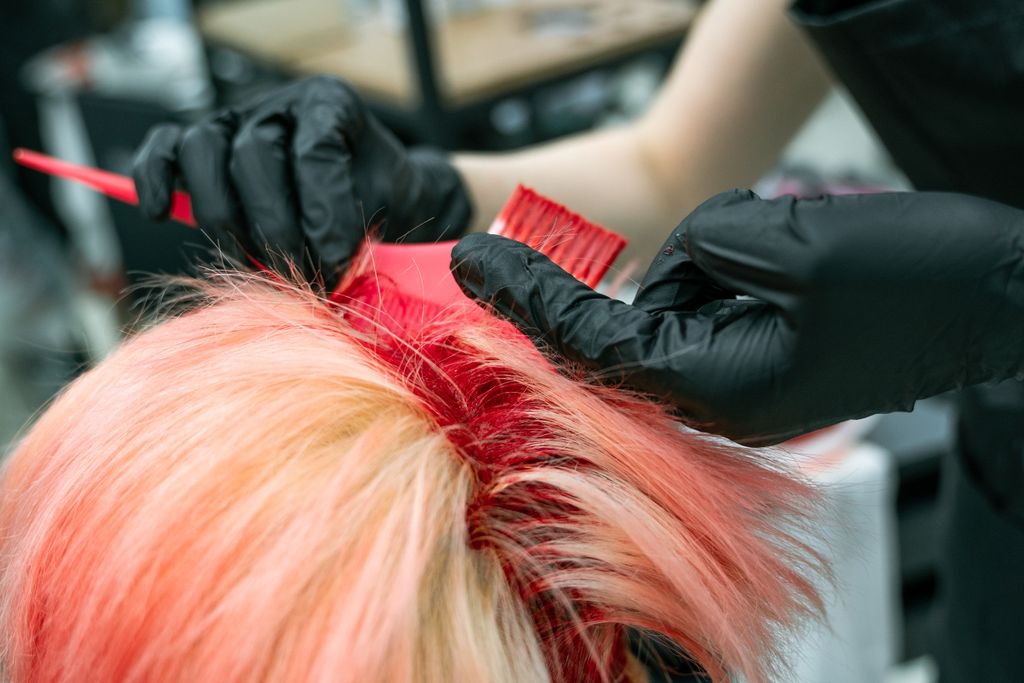 Application de coloration capillaire sur cheveux roses et rouges