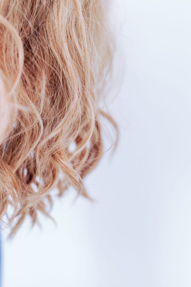 Gros plan sur des longueurs de cheveux ondulés et brillants